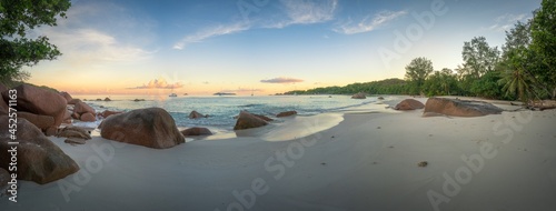 Obraz na płótnie sunset at tropical beach anse lazio on praslin, seychelles w salonie