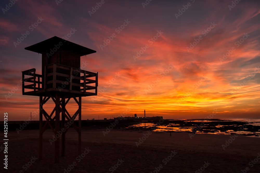 Atrdecer naranja en la playa de LA Caleta de cádiz