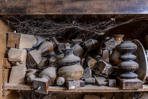 Schreiner Werkstatt mit Maschinen und Werzeugen photo