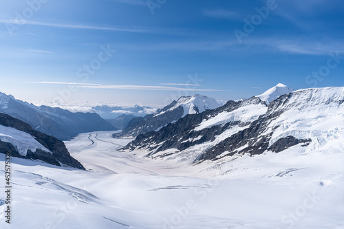des montagnes blanches et un glacier sous un ciel bleu