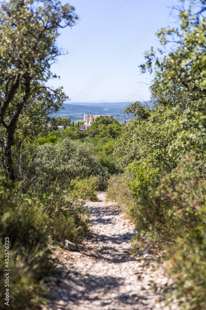 Vue sur l’Abbaye Saint-Félix-de-Montceau et la campagne depuis le Massif de la Gardiole (Occitanie, France)