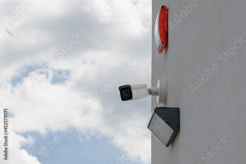 System alarmowy. Monitoring CCTV obiektu. Ochrona. Kamera.