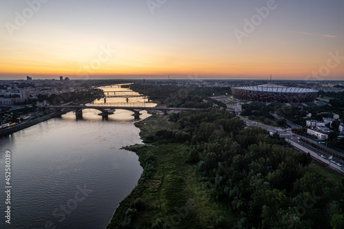 wieżowce w cetrum Warszawy, rzeka Wisła, plaża o zachodzie słońca z lotu ptaka, dron © Arkadiusz