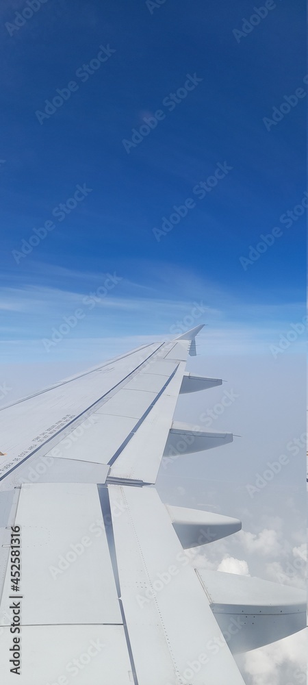 Obraz premium wing of airplane