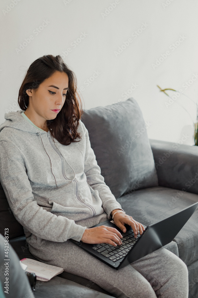 Fototapeta premium mujer en casa trabajando cómodamente 