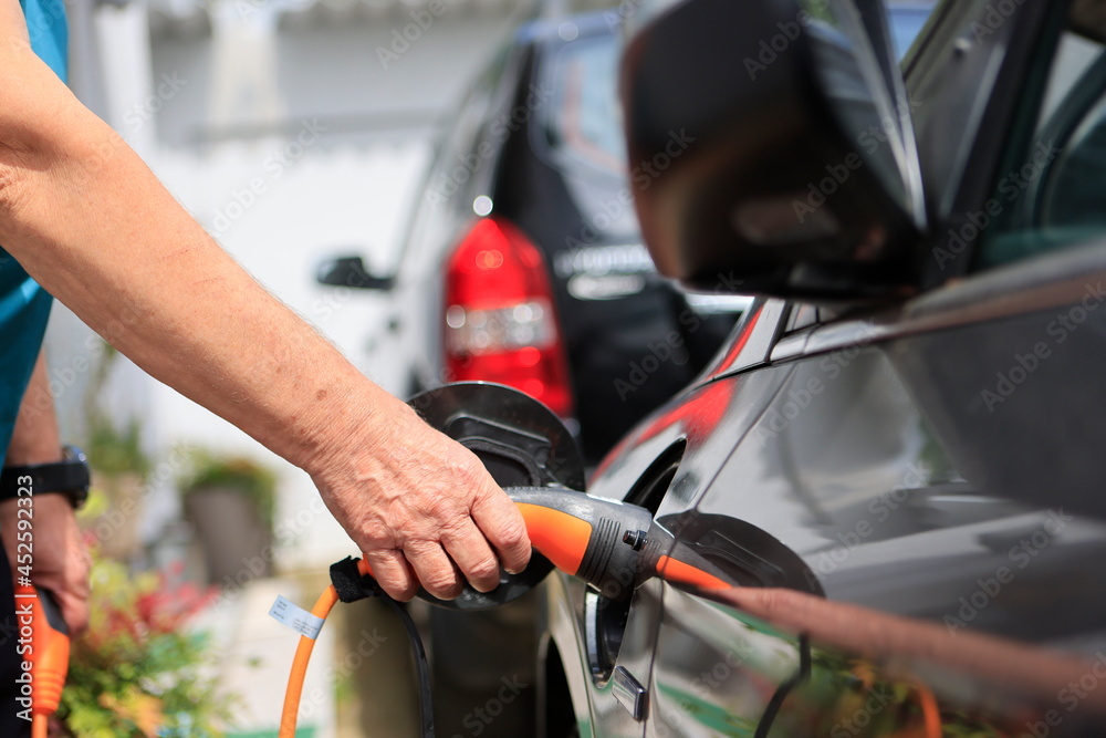 Fototapeta premium Aufladen eines Elektroautos, e-Mobilität, Ladestation