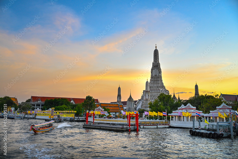 Obraz premium Wat Arun Ratchawararam Ratchawaramahawihan or Wat Arun is a Buddhist temple in Bangkok