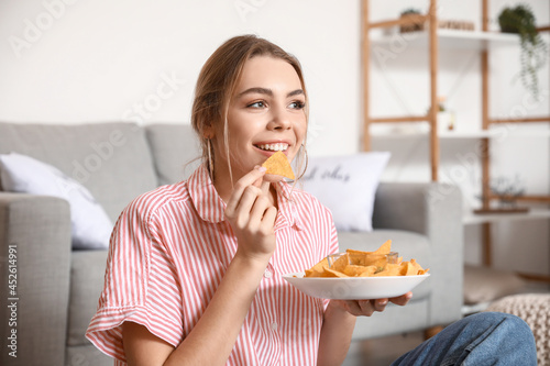Beautiful young woman eatin...