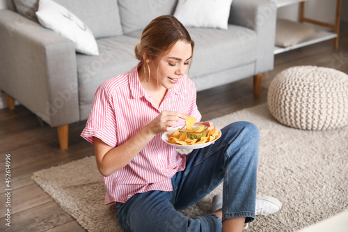 Beautiful young woman eatin...