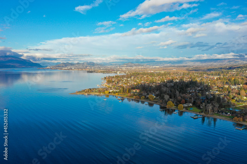 カナダ、ブリティッシュコロンビア州、ケロウナのワイナリーがある湖畔をドローンで撮影した風景 A drone view of the lakeside with wineries in Kelowna, British Columbia, Canada.