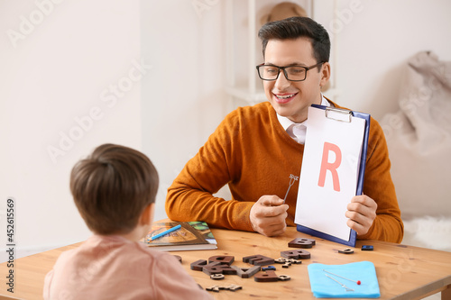 Speech therapist working wi...
