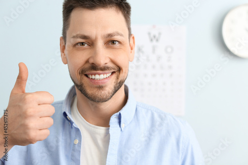 Happy man visiting ophthalm...