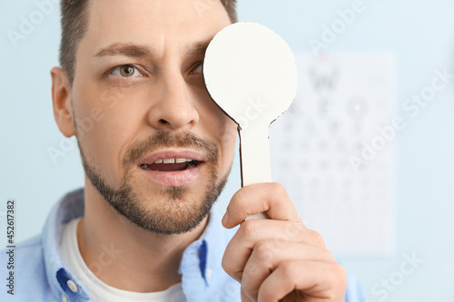 Man visiting ophthalmologis...