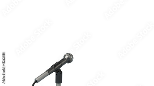 Mikrofon, dynamisch, auf Ständer, isoliert auf weissem Hintergrund (unten links)