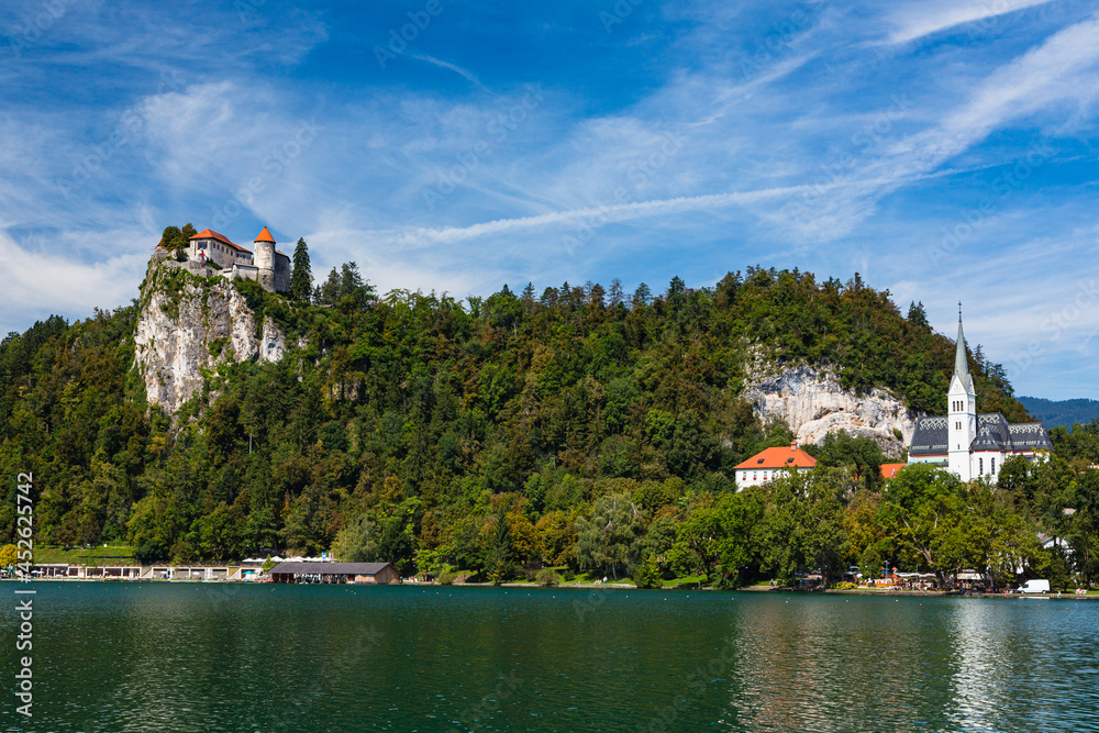 スロベニア　ブレッド湖と湖畔に建つ聖マルティヌス教会と崖の上に建つブレッド城