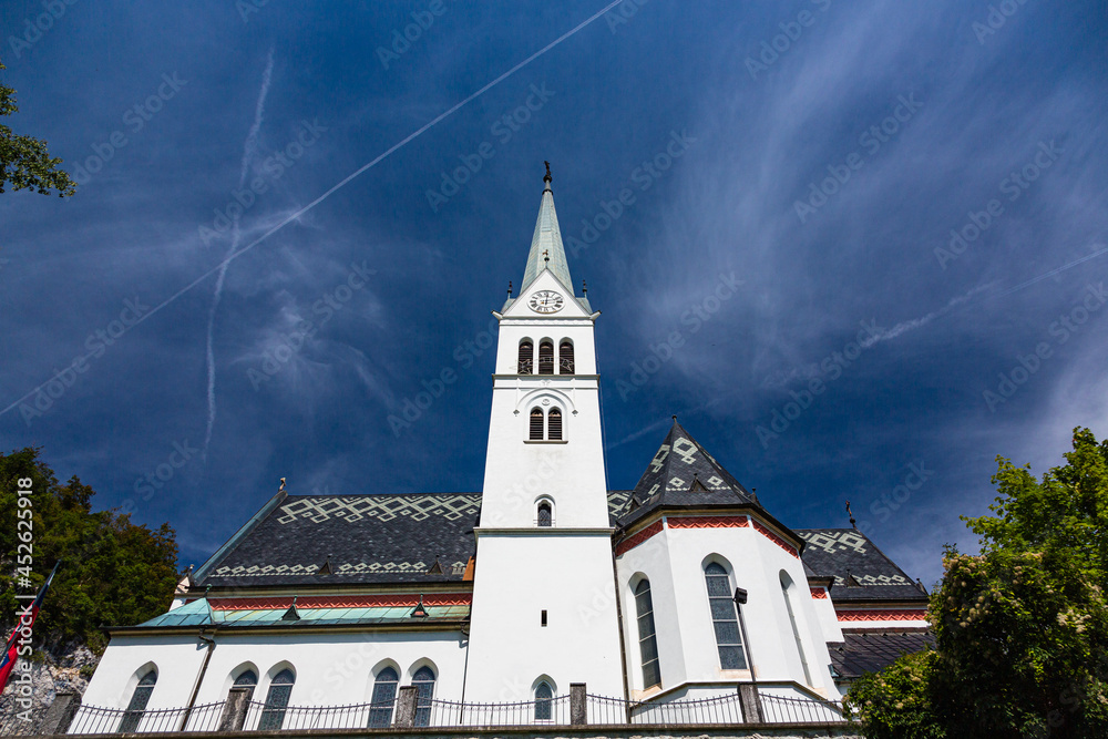 スロベニア　ブレッド湖のほとりに建つ聖マルティヌス教会