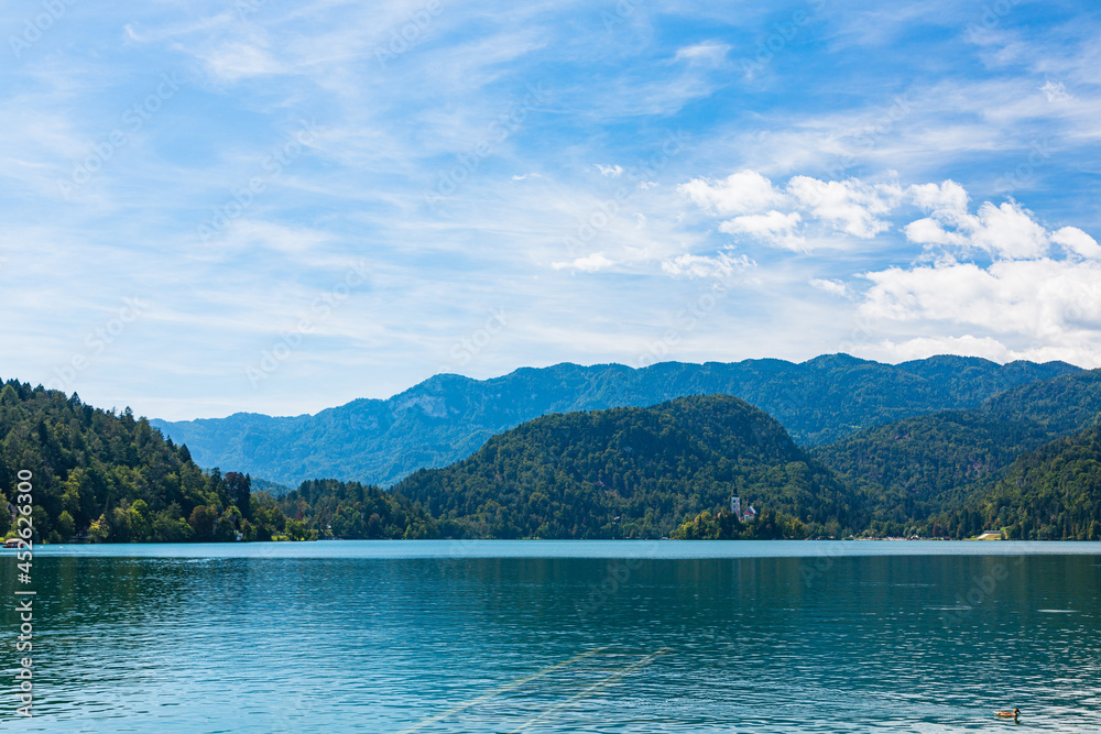 スロベニア　ブレッド湖とジュリア・アルプス山脈
