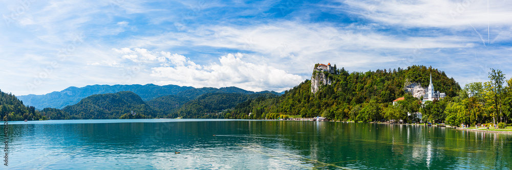 スロベニア　ブレッド湖と湖畔に建つ聖マルティヌス教会と崖の上に建つブレッド城とブレッド島に建つ聖マリア教会