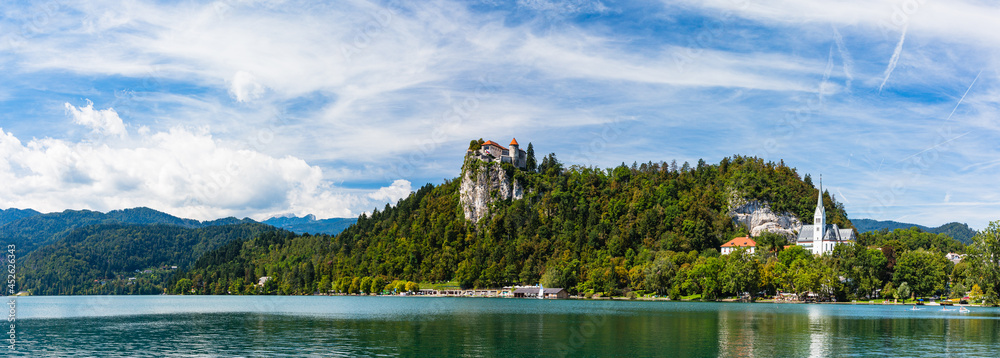 スロベニア　ブレッド湖と湖畔に建つ聖マルティヌス教会と崖の上に建つブレッド城