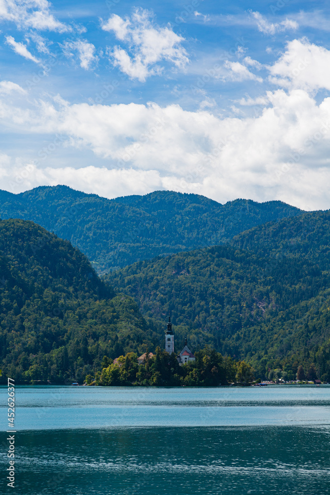 スロベニア　ブレッド湖に浮かぶブレッド島に建つ聖マリア教会