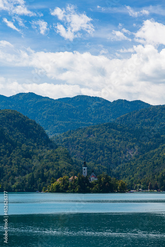 スロベニア　ブレッド湖に浮かぶブレッド島に建つ聖マリア教会 © pespiero