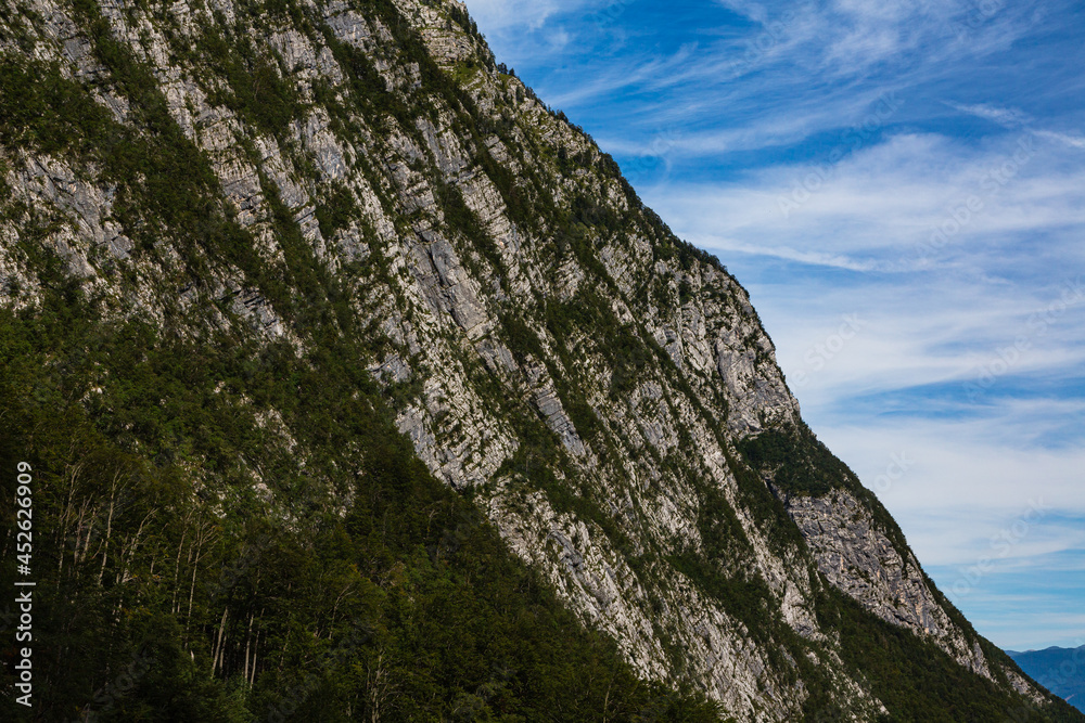 スロベニア　ボーヒニのサヴァイツア滝付近の崖