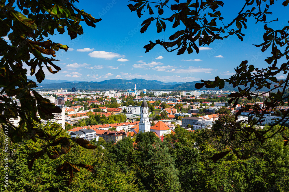 スロベニア　リュブリャナのリュブリャナ城の丘から望む新市街の街並み