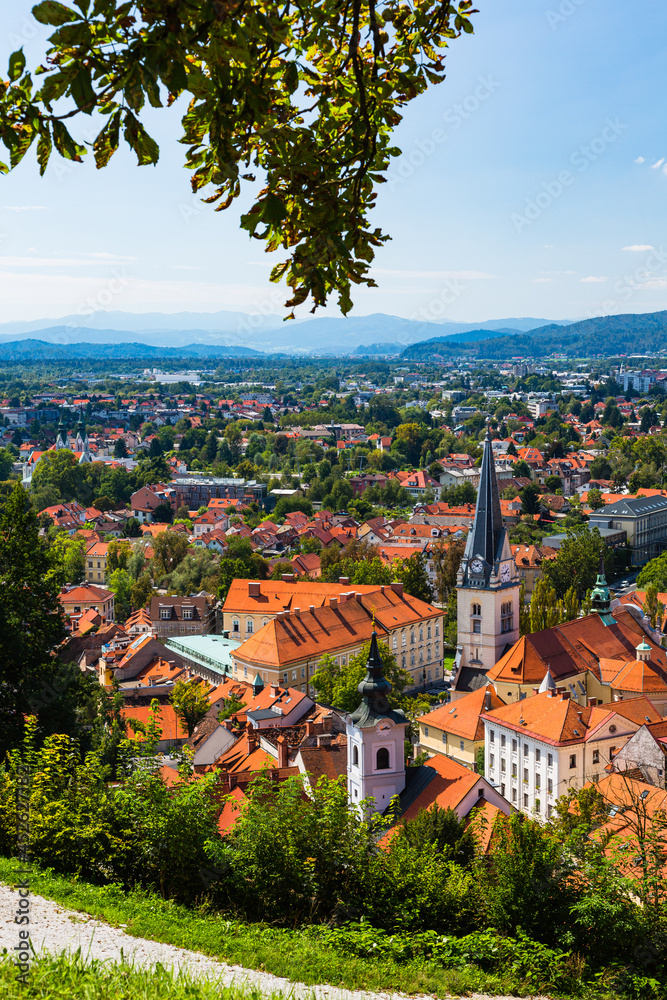 スロベニア　リュブリャナのリュブリャナ城の丘から望む旧市街の街並みとセントジェームズ教会
