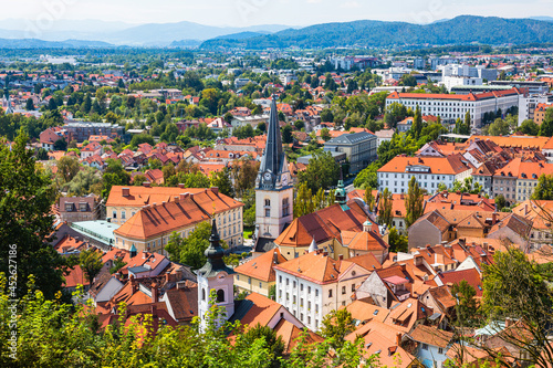 スロベニア　リュブリャナのリュブリャナ城の丘から望む旧市街の街並みとセントジェームズ教会