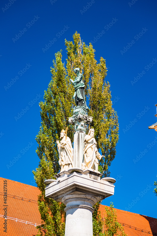 スロベニア　リュブリャナのメアリーの像のある記念の柱　Marijin steber
