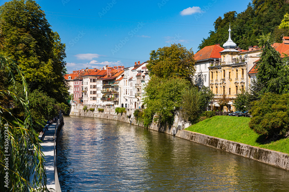 Obraz na płótnie スロベニア　リュブリャナのリュブリャニツァ川沿いの旧市街の街並み w salonie