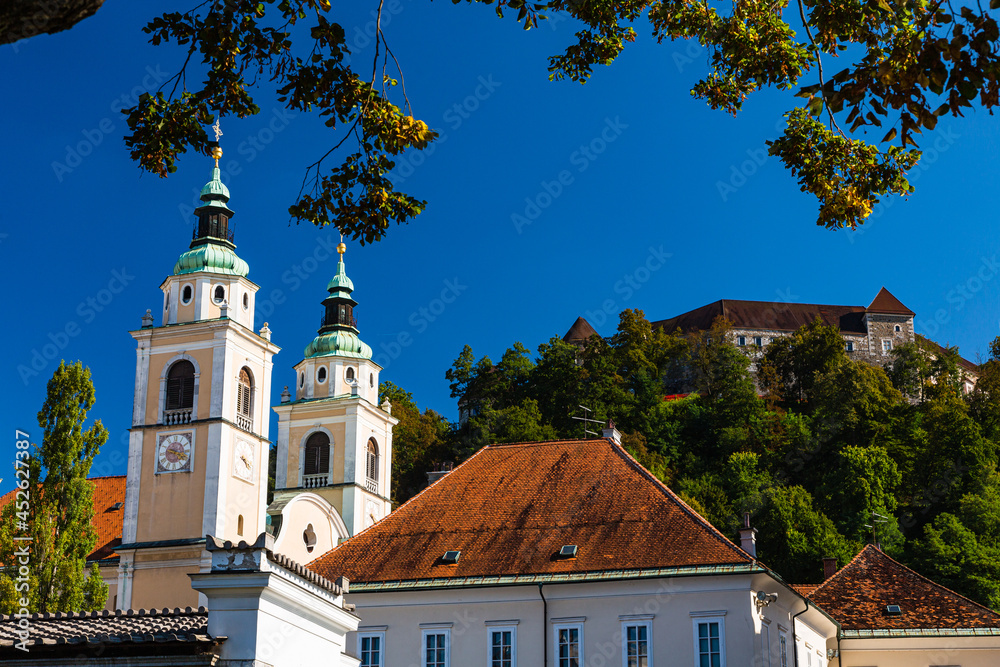 Obraz na płótnie スロベニア　リュブリャナの聖ニコラオス大聖堂と後ろの丘に建つリュブリャナ城 w salonie