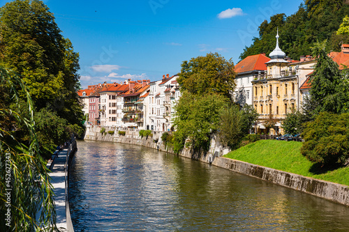 スロベニア　リュブリャナのリュブリャニツァ川沿いの旧市街の街並み