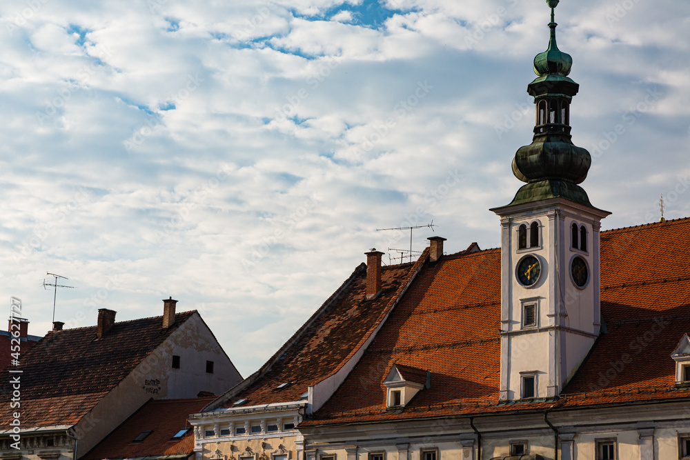 Fototapeta premium スロベニア マリボルのメインスクエアに建つ時計塔