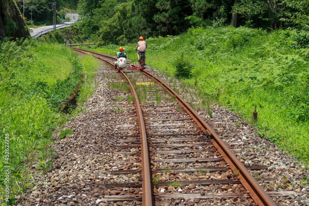 Fototapeta premium 岐阜県飛騨市神岡のレールマウンテンバイク