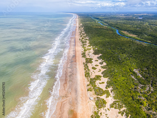 vista aérea da praia deserta. Aldeia de Itaúnas no norte do estado do Espírito Santo. Litoral do Brasil próximo à Bahia. photo