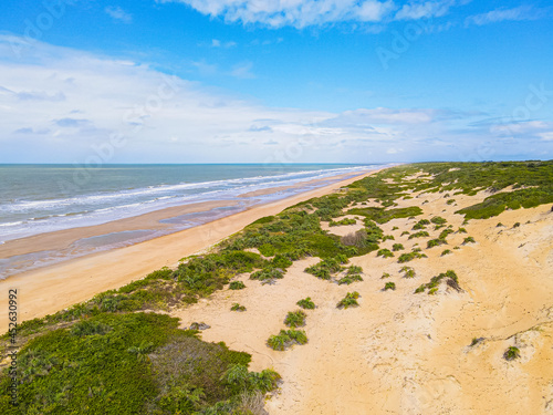 vista aérea da praia deserta. Aldeia de Itaúnas no norte do estado do Espírito Santo. Litoral do Brasil próximo à Bahia. photo