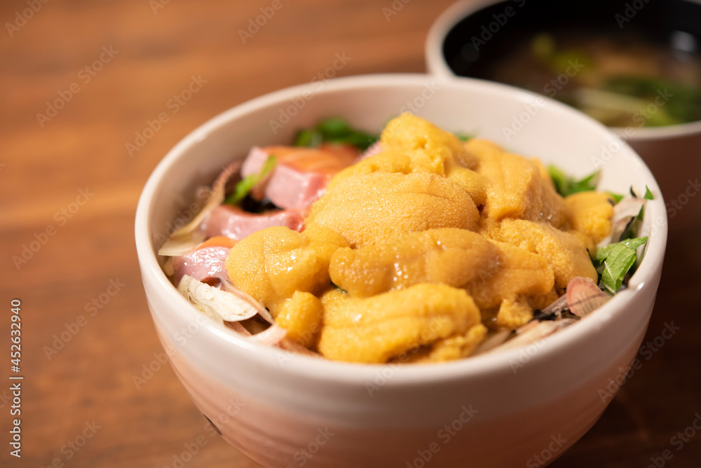 日本の食卓,ウニ丼,鮭ウニ丼,家庭料理,