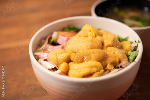 Obraz na płótnie 日本の食卓,ウニ丼,鮭ウニ丼,家庭料理, w salonie