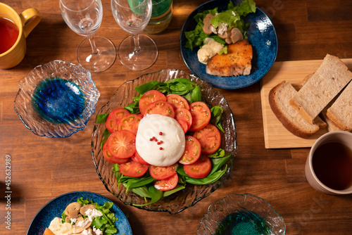 Obraz na płótnie 日本の食卓 カプレーゼ イタリアン プラータ w salonie