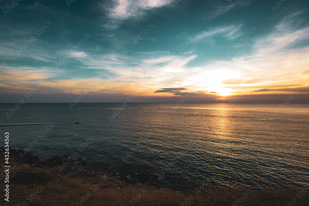 Obraz premium Landscape of sunset seascape at Khao Laem Ya–Mu Ko Samet National Park, Rayong province, Thailand