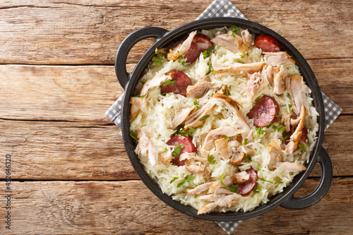 Foto Chicken bog is a Carolina style one-pot chicken and rice dish closeup in the pan on the table