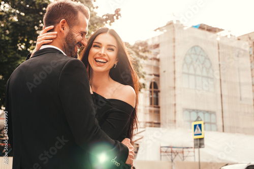 Fotografia Beautiful fashion woman and her handsome boyfriend in suit