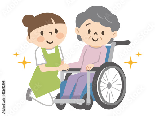 車椅子のシニア女性と若い介護スタッフ