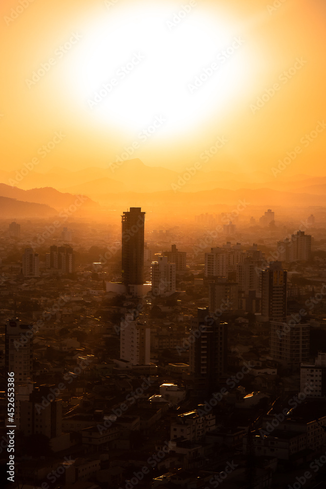 Pôr do sol com vista para a cidade de Itajaí - Paisagem urbana