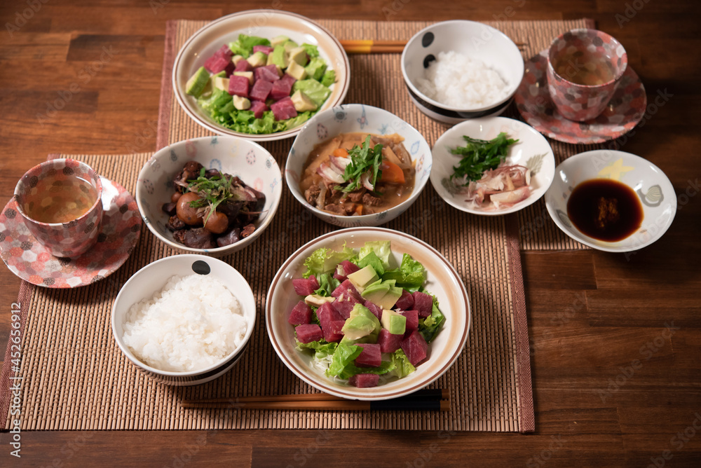 日本の食卓,マグロ,アボガド,レタス,サラダ,家庭料理,和食