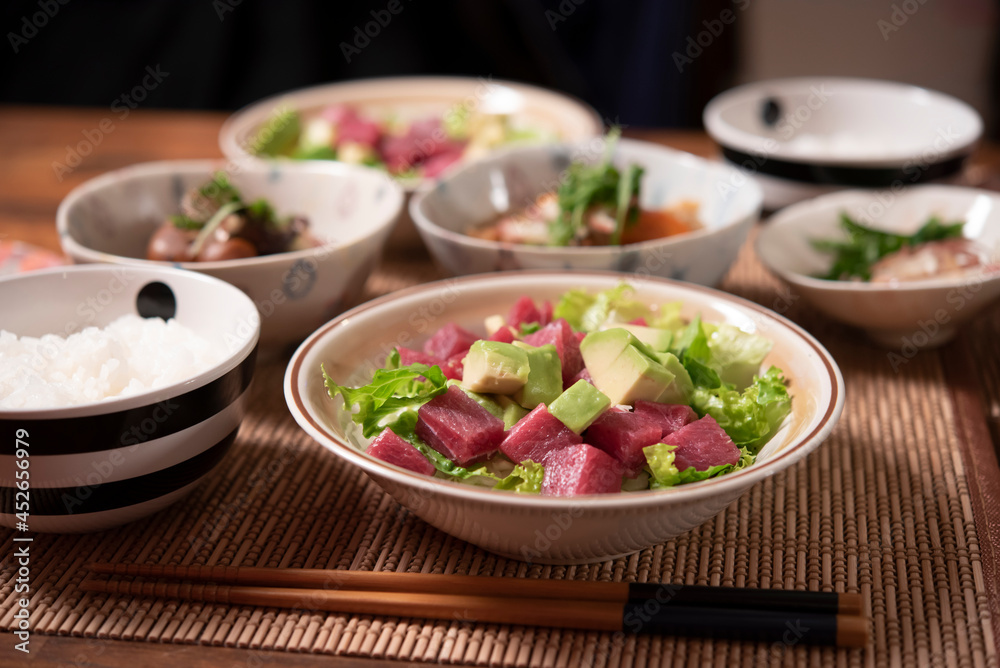 日本の食卓,マグロ,アボガド,レタス,サラダ,家庭料理,和食