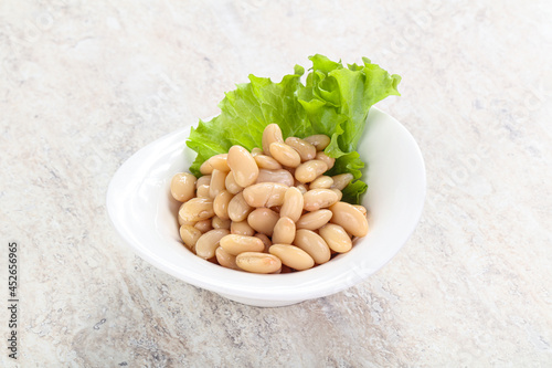 White canned beans for vegan suisine