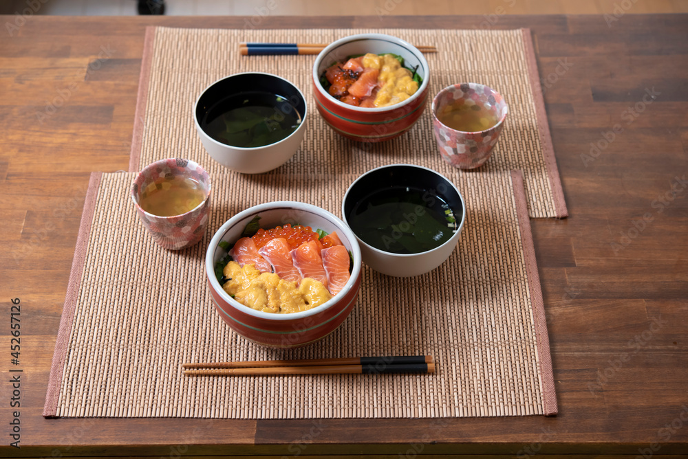 日本の食卓,ウニ丼,鮭ウニ丼,家庭料理,和食