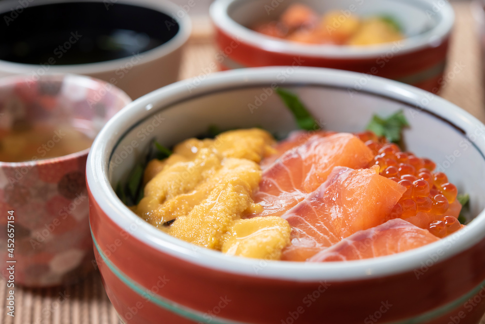 日本の食卓,ウニ丼,鮭ウニ丼,家庭料理,和食